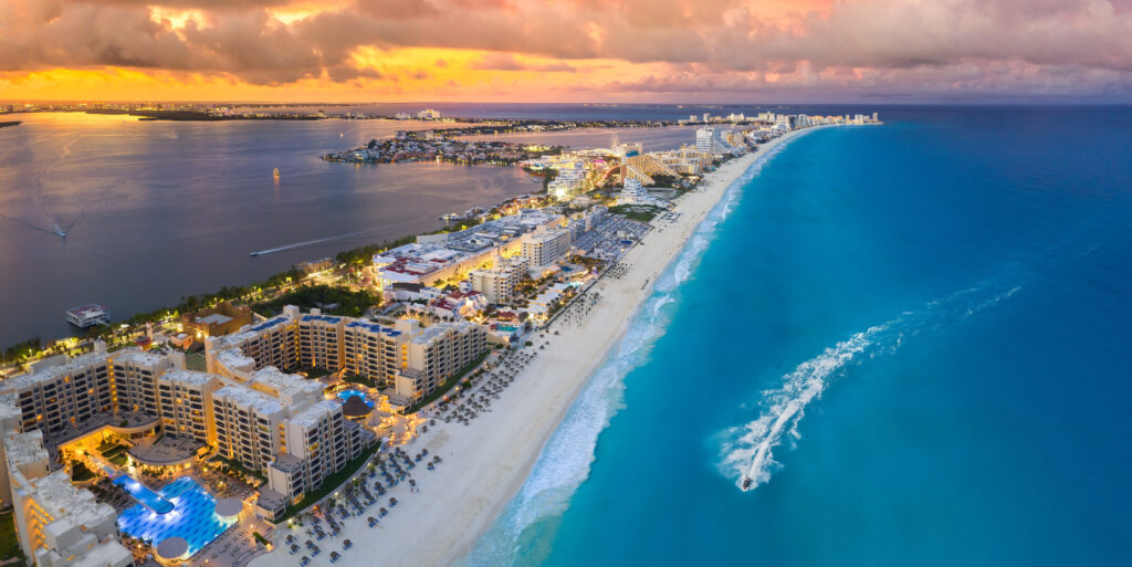 Costa de cancún en vista isometrica por la noche